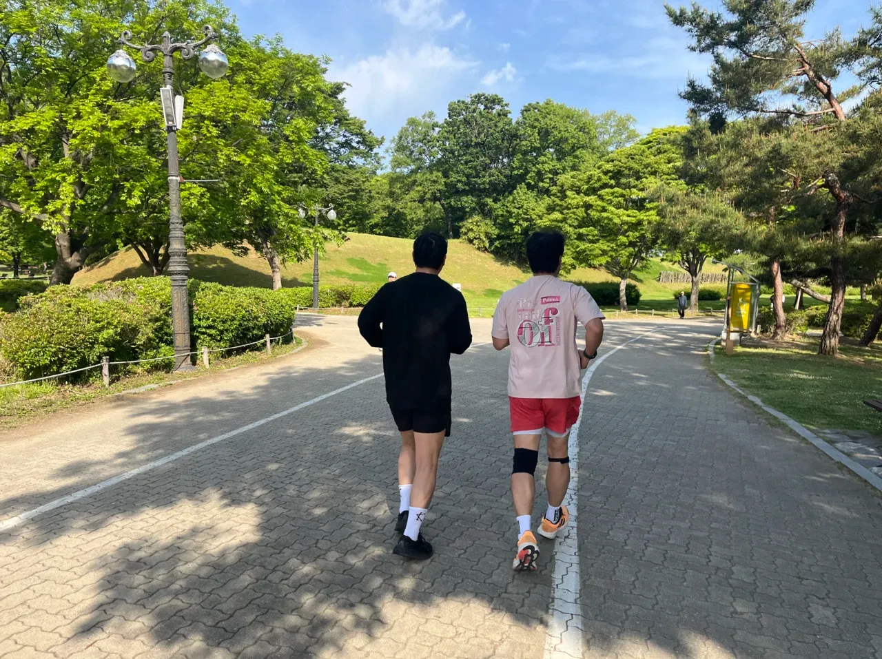 로컬 러너와 함께 달리는 러너들
